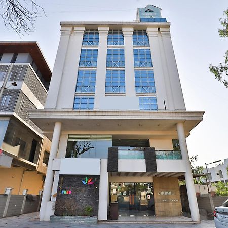 Oyo 4320 Hotel Aum Regency Вадодара Екстериор снимка