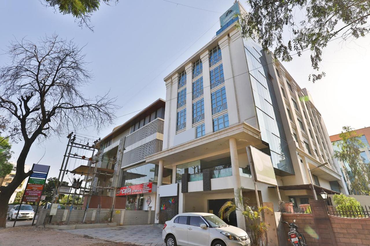 Oyo 4320 Hotel Aum Regency Вадодара Екстериор снимка