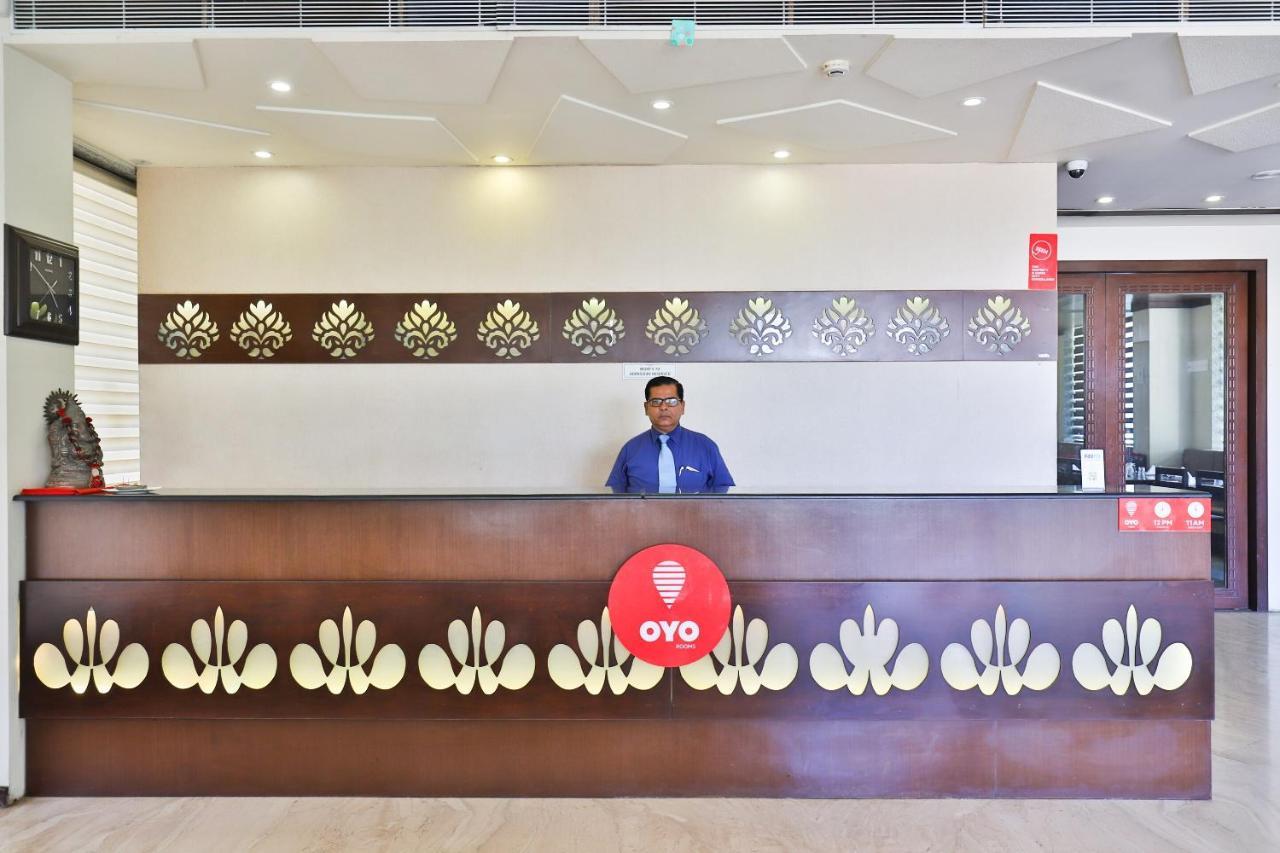 Oyo 4320 Hotel Aum Regency Вадодара Екстериор снимка