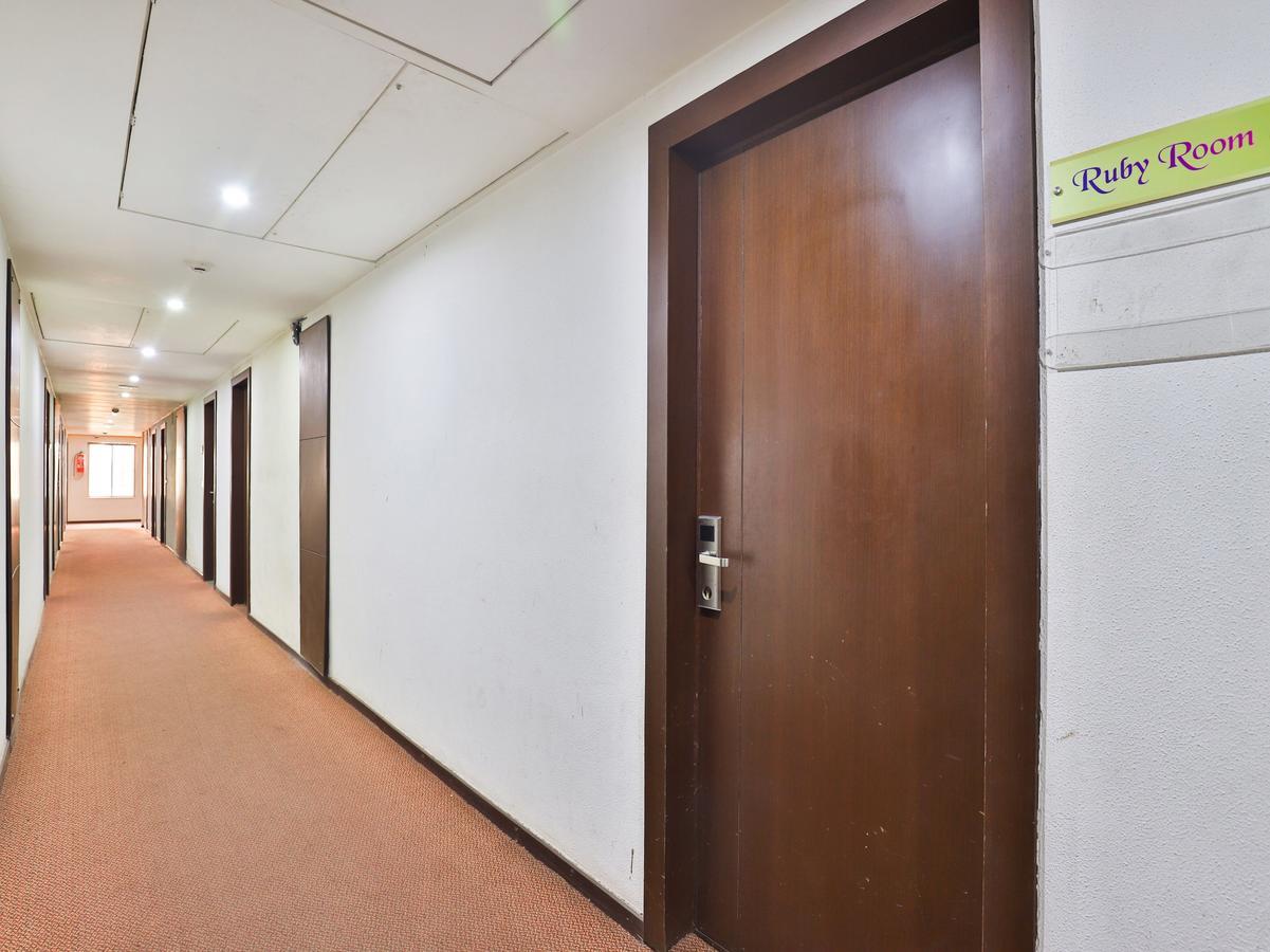 Oyo 4320 Hotel Aum Regency Вадодара Екстериор снимка