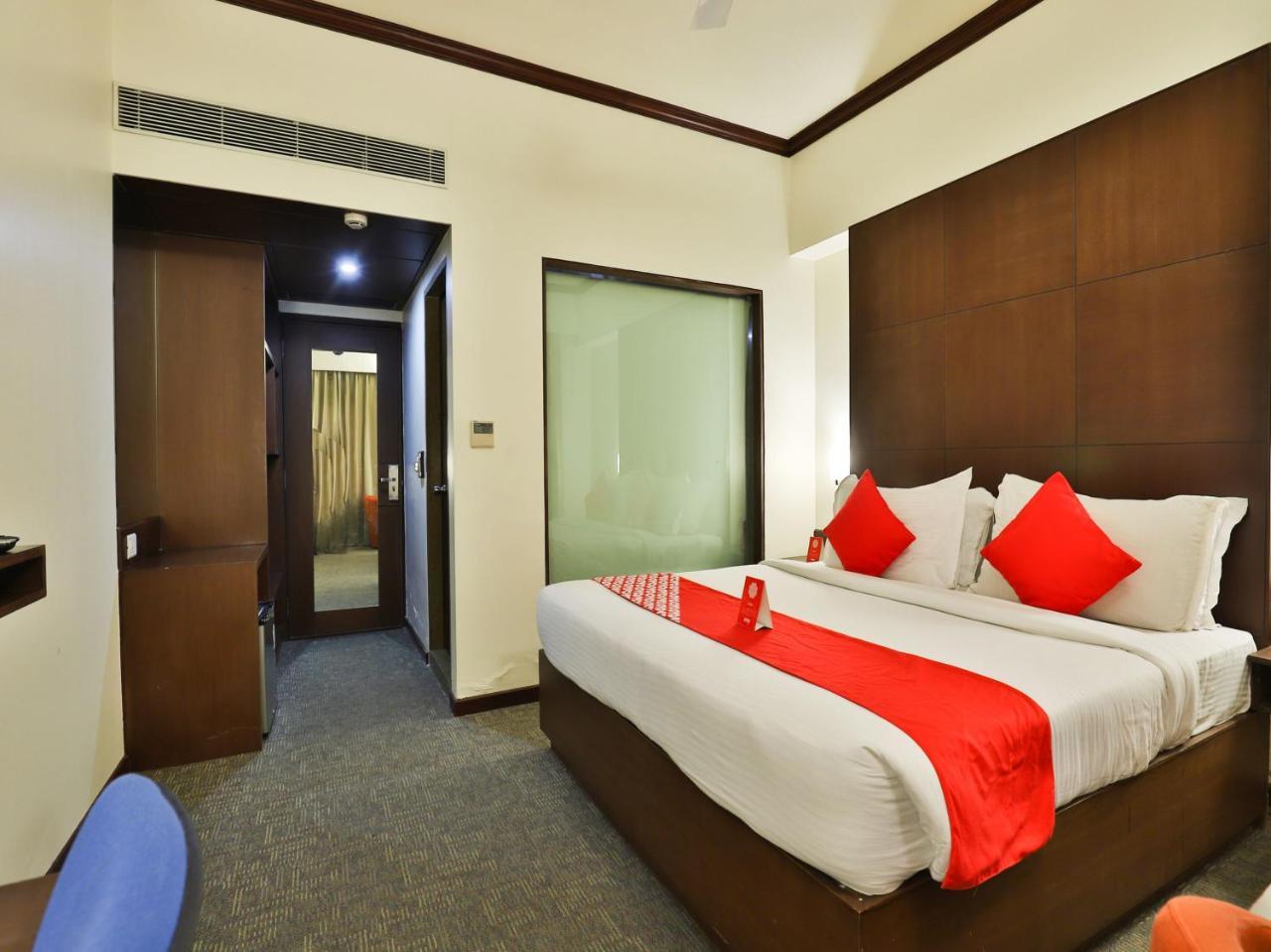 Oyo 4320 Hotel Aum Regency Вадодара Екстериор снимка