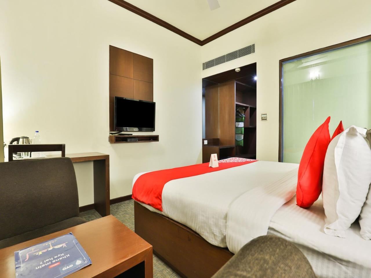 Oyo 4320 Hotel Aum Regency Вадодара Екстериор снимка