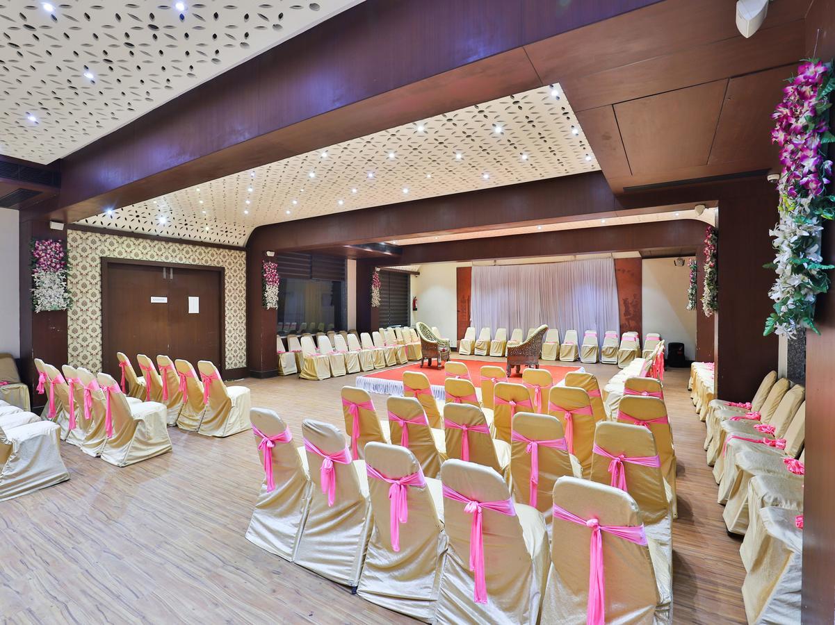 Oyo 4320 Hotel Aum Regency Вадодара Екстериор снимка