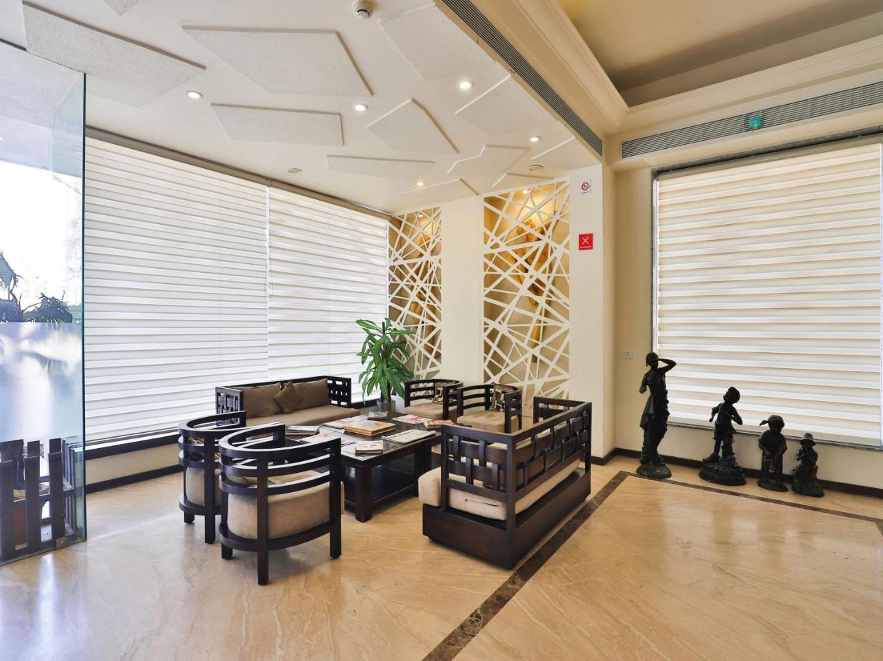 Oyo 4320 Hotel Aum Regency Вадодара Екстериор снимка