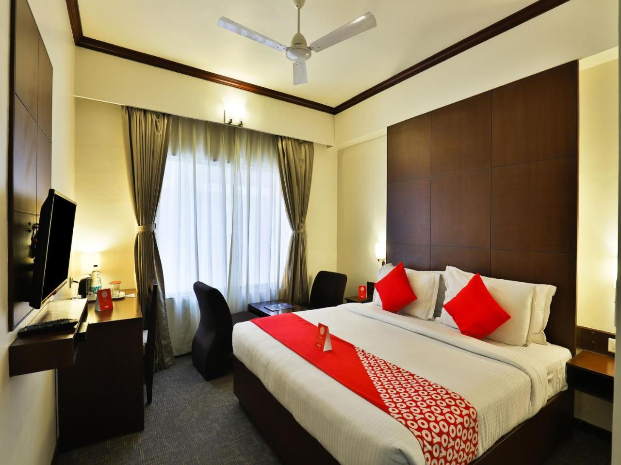Oyo 4320 Hotel Aum Regency Вадодара Екстериор снимка