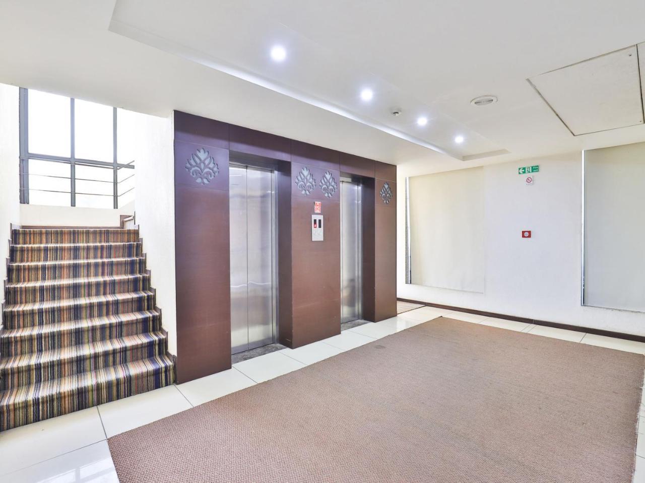 Oyo 4320 Hotel Aum Regency Вадодара Екстериор снимка