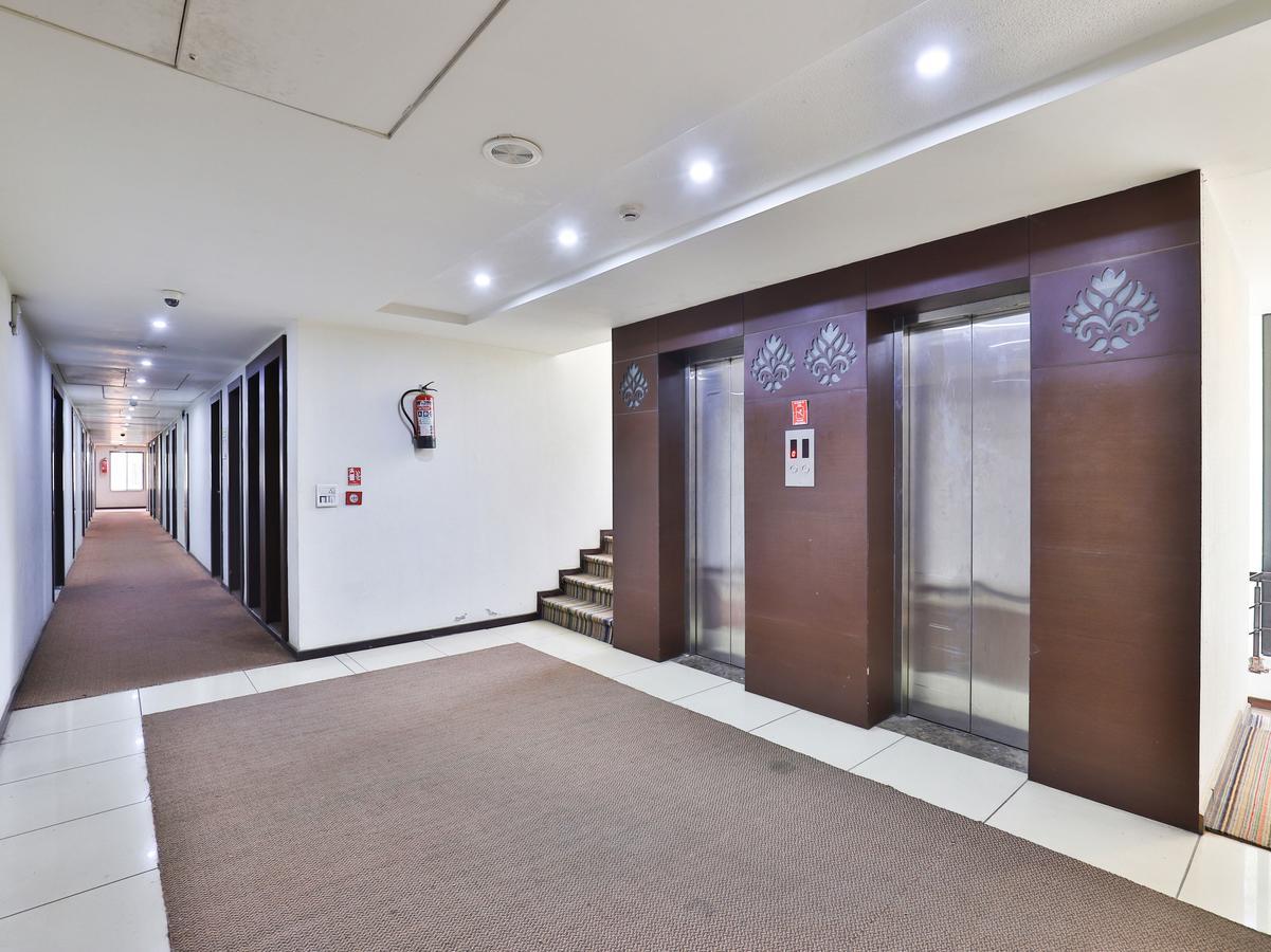 Oyo 4320 Hotel Aum Regency Вадодара Екстериор снимка