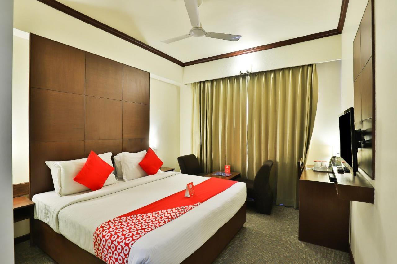 Oyo 4320 Hotel Aum Regency Вадодара Екстериор снимка