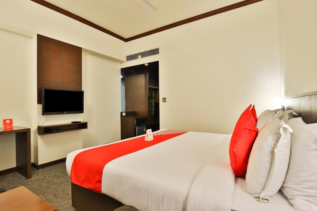Oyo 4320 Hotel Aum Regency Вадодара Екстериор снимка