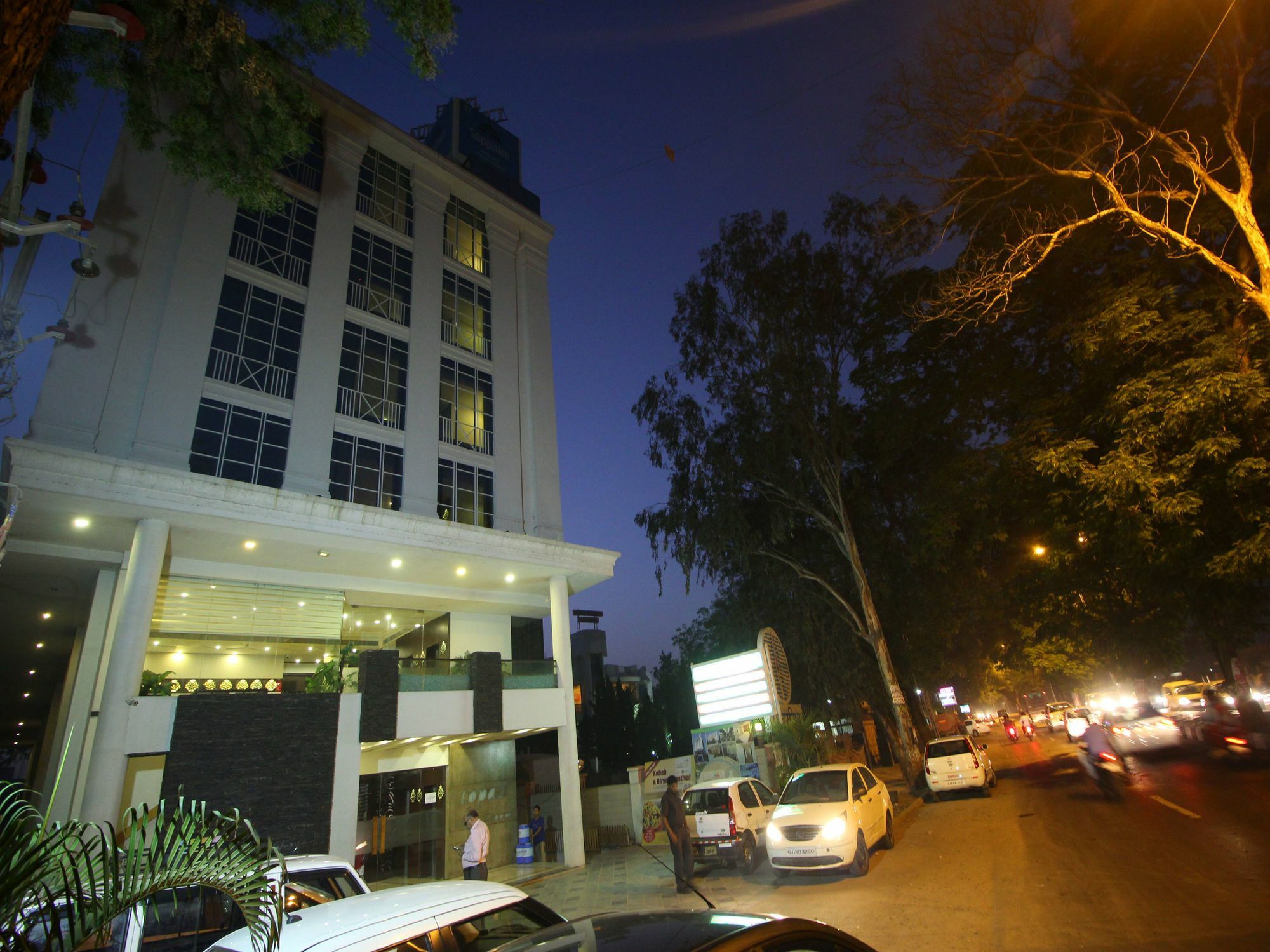 Oyo 4320 Hotel Aum Regency Вадодара Екстериор снимка