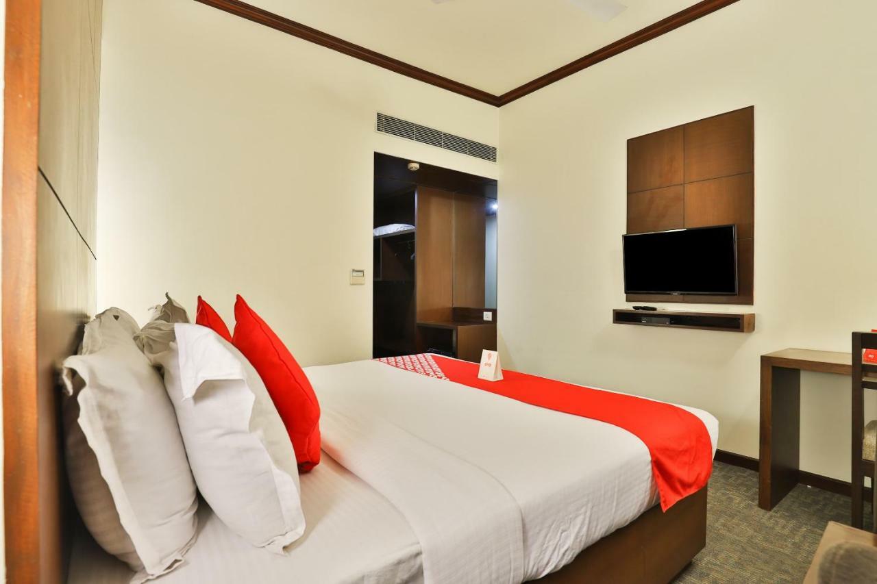 Oyo 4320 Hotel Aum Regency Вадодара Екстериор снимка