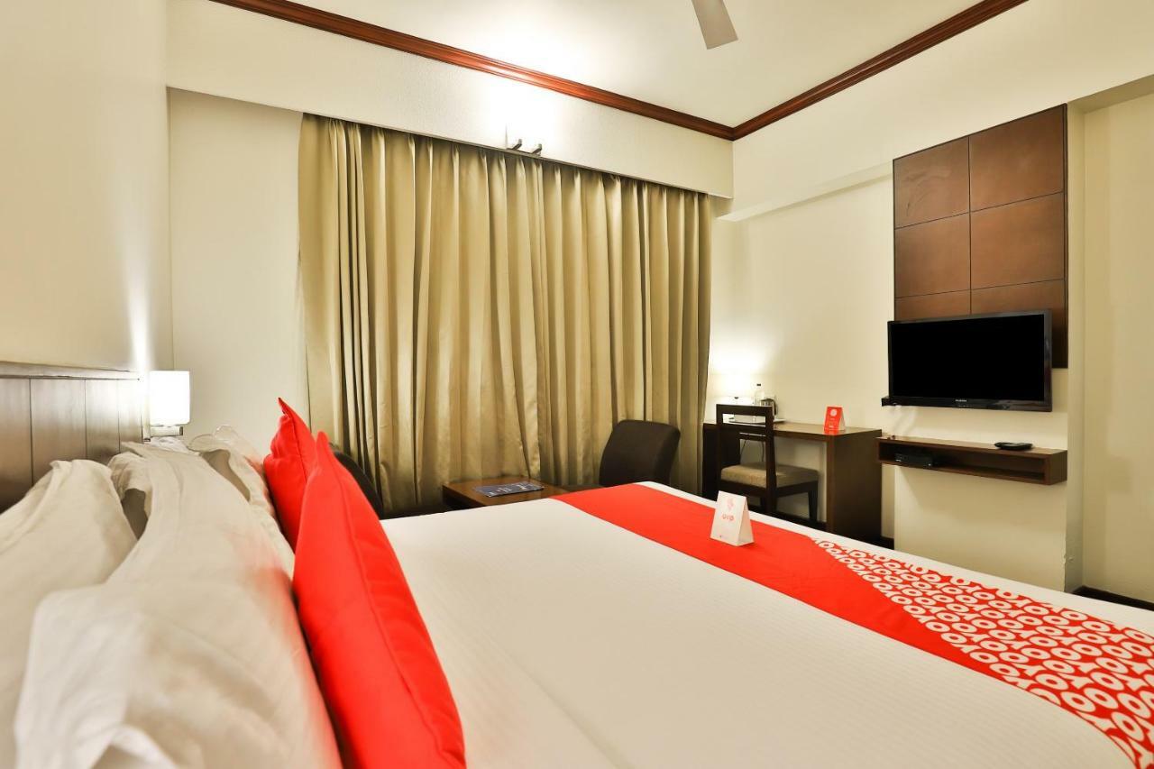 Oyo 4320 Hotel Aum Regency Вадодара Екстериор снимка