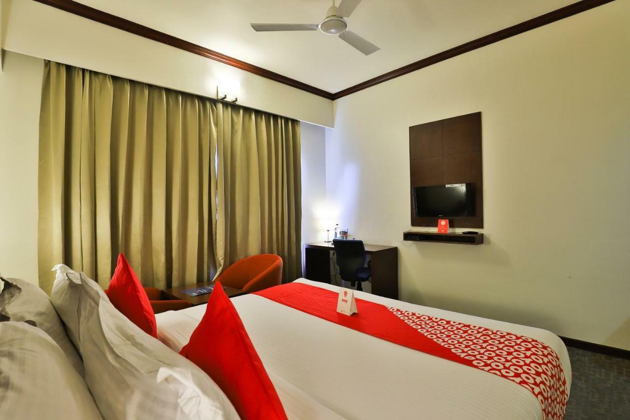 Oyo 4320 Hotel Aum Regency Вадодара Екстериор снимка