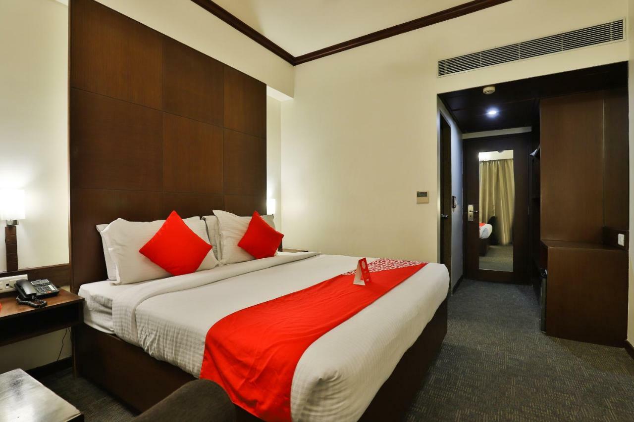 Oyo 4320 Hotel Aum Regency Вадодара Екстериор снимка